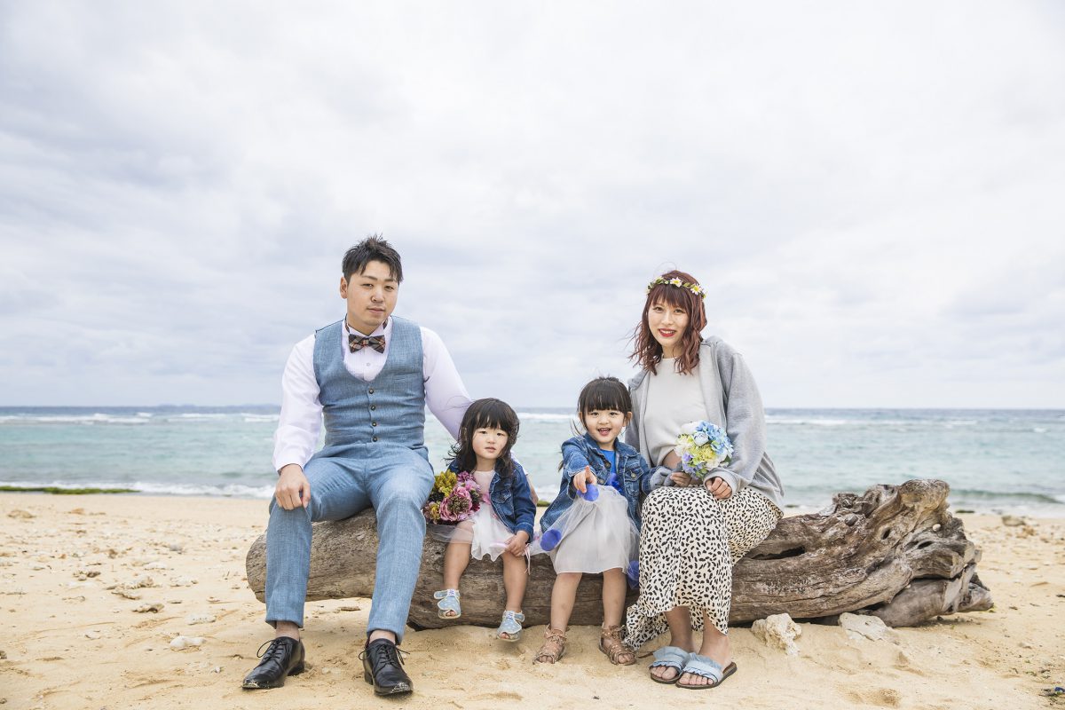 沖縄の海で家族でマタニティフォト マリーマーブルのリゾートウェディング