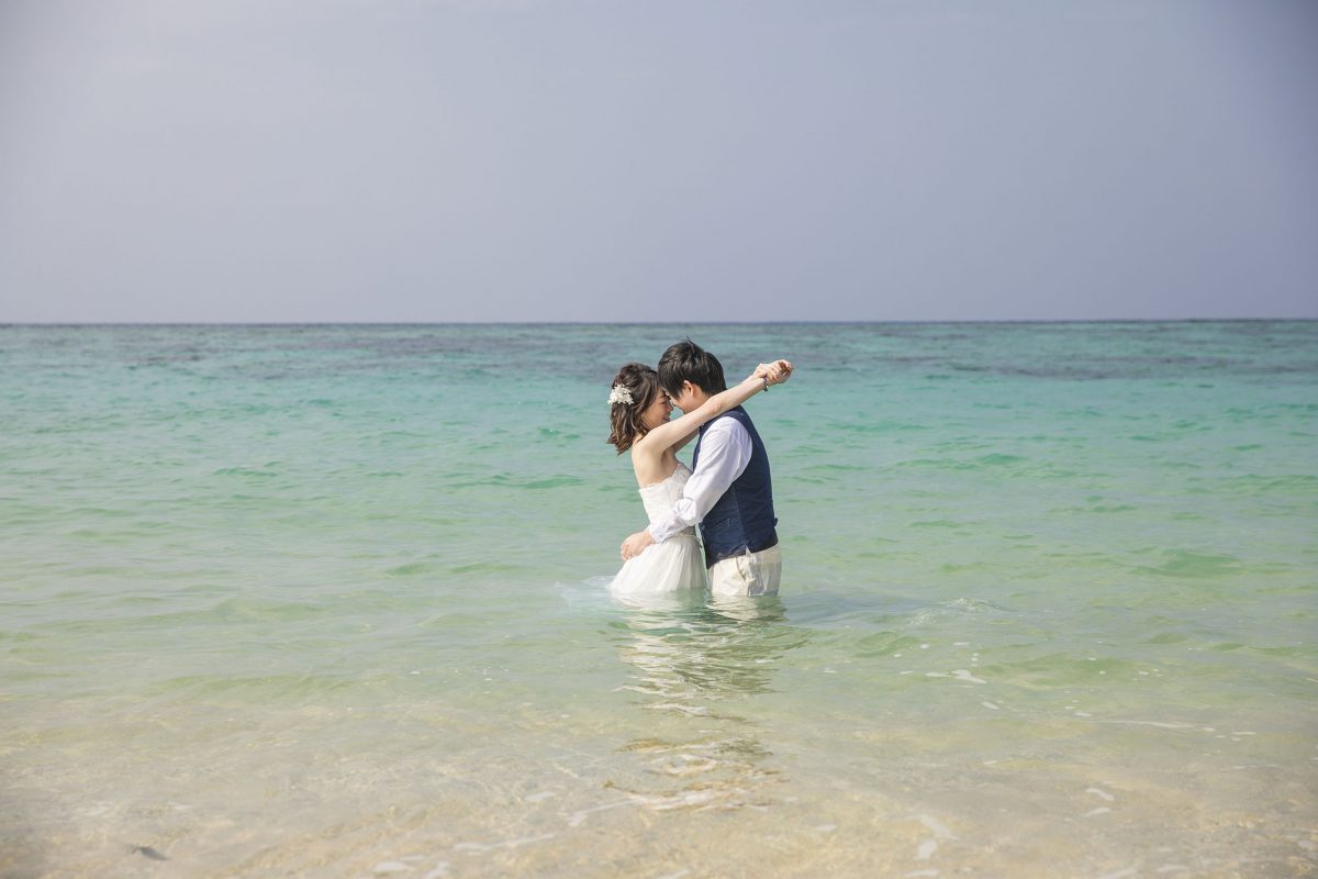 沖縄の綺麗な海と一緒に新婚旅行の思い出作り マリーマーブルのリゾートウェディング