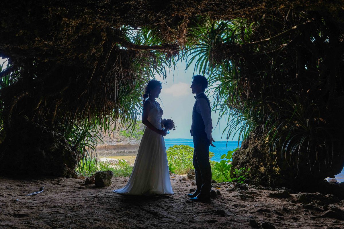 いつも通りの自然体の笑顔を沖縄で マリーマーブルのリゾートウェディング