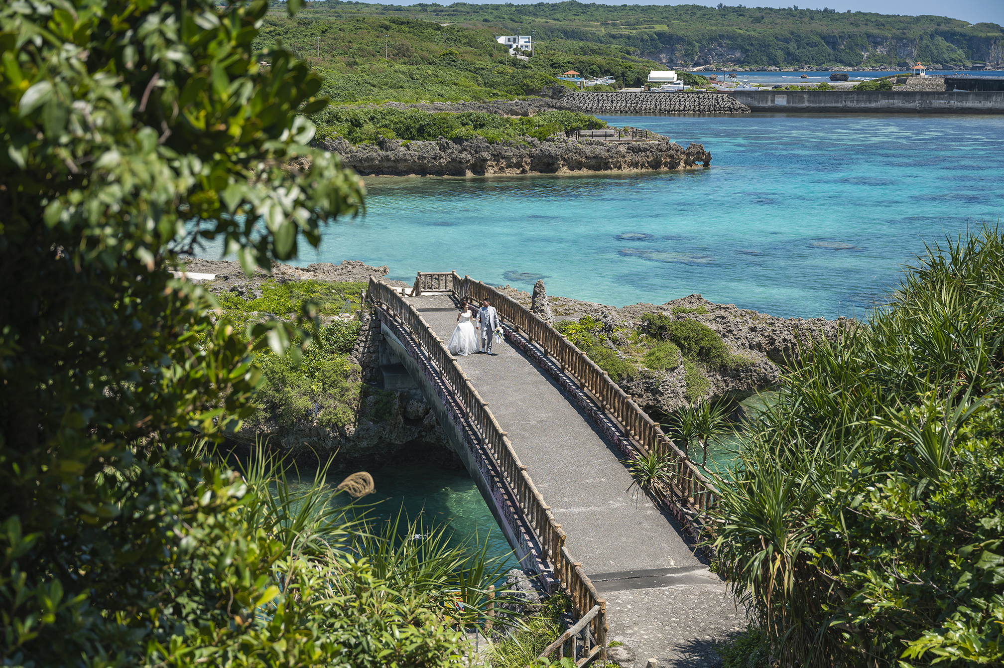 沖縄でリゾートウェディングイメージ